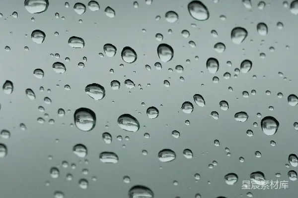 高清摄影 一幅近景描绘着被雨水打湿的窗户。