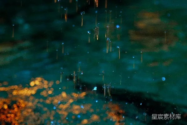 高清摄影 水上的黄白串灯