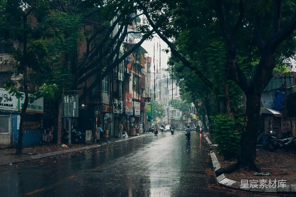 高清摄影 白天人们在近建筑的步行道上行走