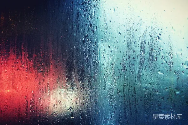高清摄影 窗户上的近景，有雨滴