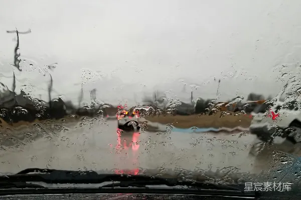 高清摄影 车辆在下雨天在路上行驶