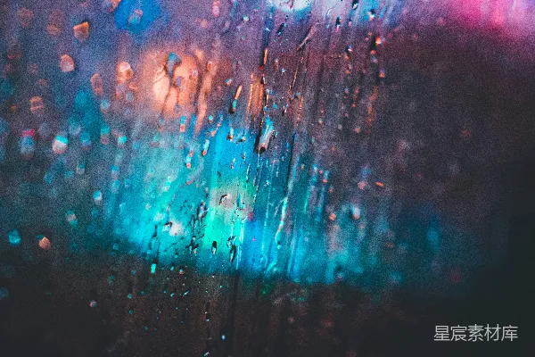 高清摄影 一幅窗户的特写镜头中，有雨滴。