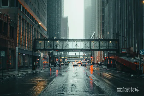 高清摄影 路面上的车辆靠近建筑物