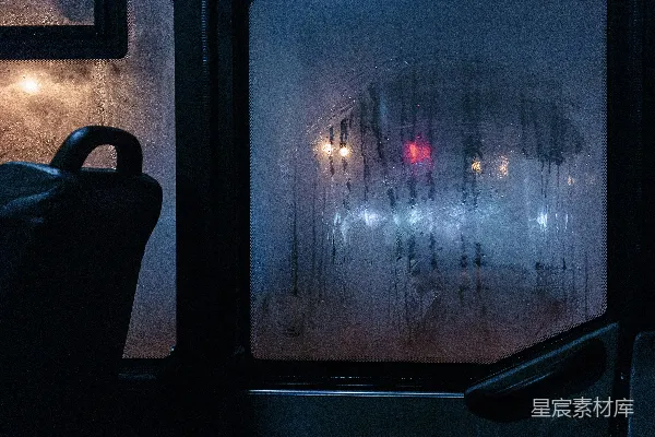 高清摄影 夜晚透过窗户看的一条街道的景象
