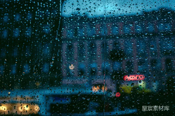 高清摄影 透过蒙上雨水的窗户看去的一栋建筑