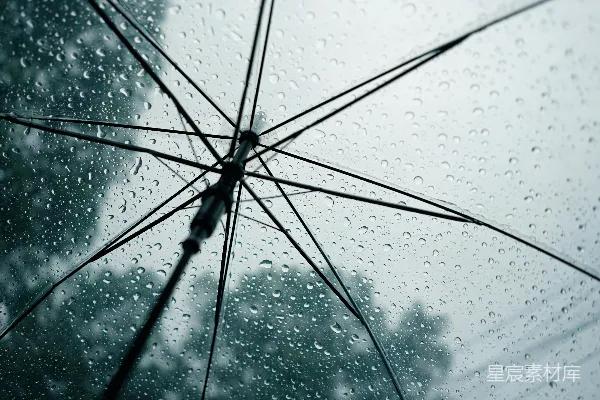 高清摄影 伞上的雨滴，向上看。