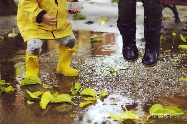 高清摄影 学步儿童穿着雨靴