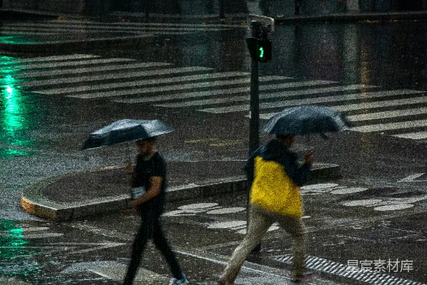 高清摄影 雨中行人撑伞漫步