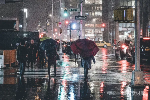 高清摄影 夜晚行人走在街上