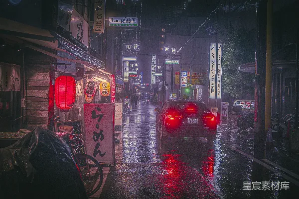 高清摄影 一辆车在雨中行驶在街道上