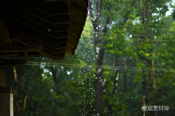 高清摄影 屋顶上的雨不停地往下落。