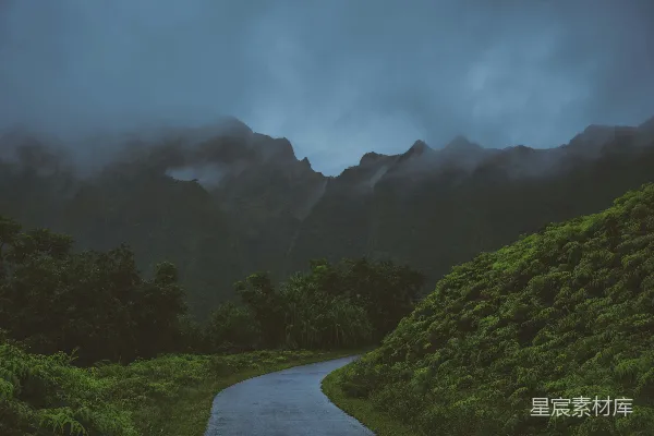 高清摄影 灰色混凝土路穿过云雾缭绕的山峦
