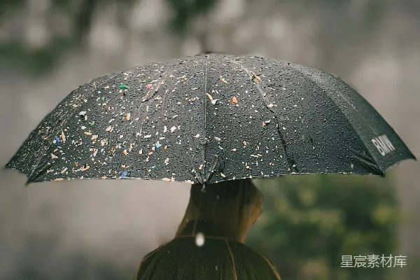 高清摄影 雨中撑伞站立的人