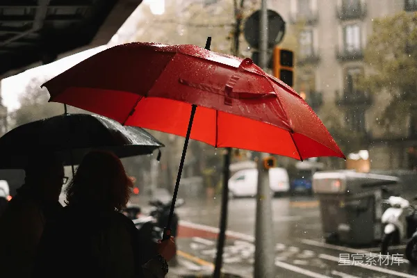 高清摄影 在雨中持一把红伞的人