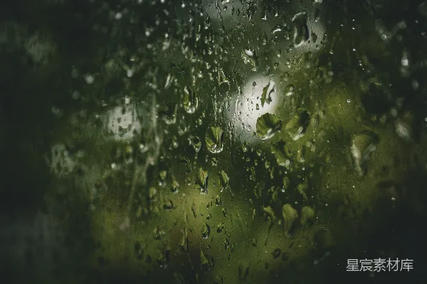 高清摄影 一幅雨淋模糊的窗户特写图景。