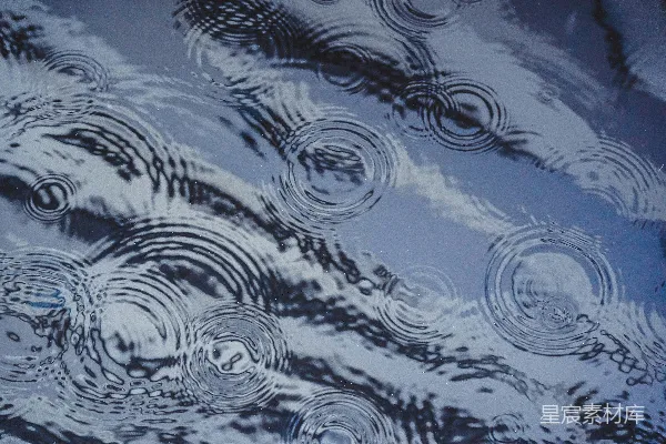 高清摄影 水中天空和云朵的倒影