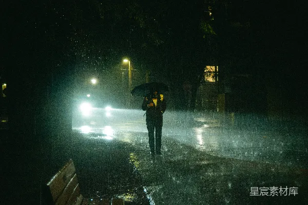 高清摄影 一个人在雨中撑伞行走
