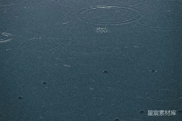 高清摄影 水面上的雨滴