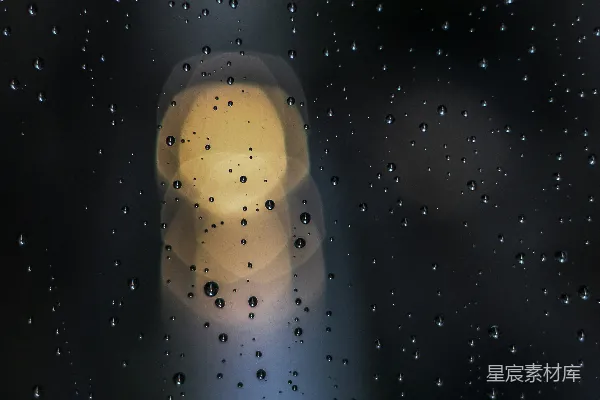 高清摄影 窗户上雨滴的模糊照片