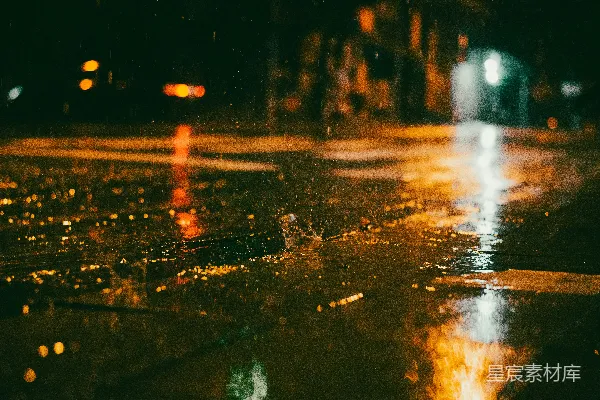 高清摄影 背景有一盏路灯的湿 sidewalk 路 sidewalk