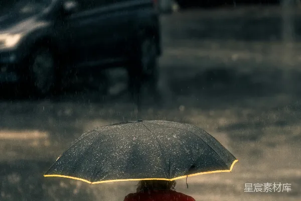 高清摄影 一个女人站在雨中撑着伞
