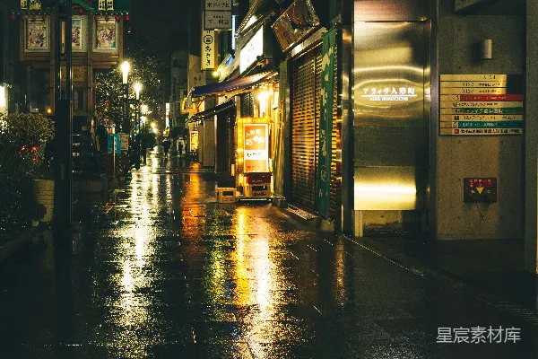高清摄影 雨夜街头映照着灯光。
