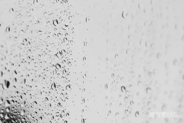 高清摄影 黑白照片中的雨滴落在玻璃上