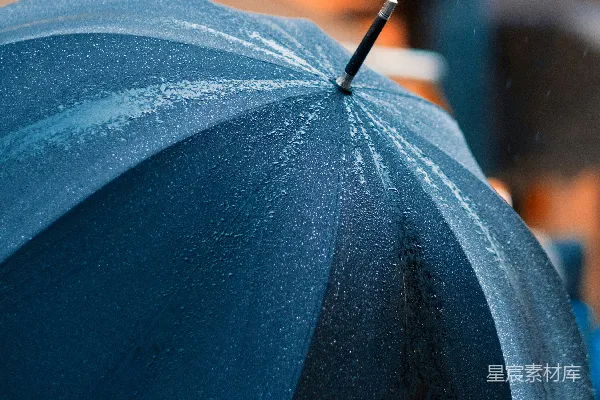 高清摄影 撑伞的人在下雨中