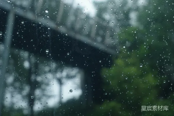 高清摄影 玻璃上的雨滴模糊了一座桥梁。