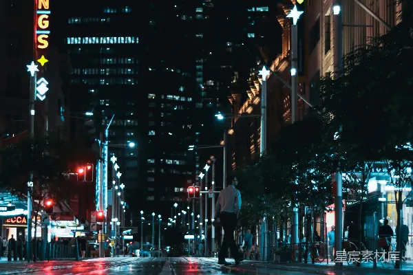 高清摄影 夜间高楼之间道路上的车辆