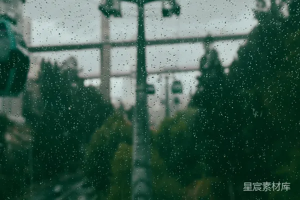 高清摄影 透过蒙上雨水的窗户看一条街牌的景象