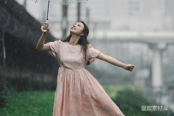 高清摄影 一个穿粉红色连衣裙的女人撑着一把伞