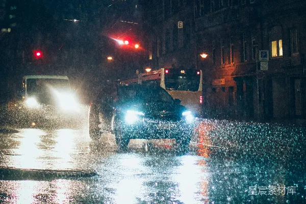 高清摄影 夜间路面上的水滴