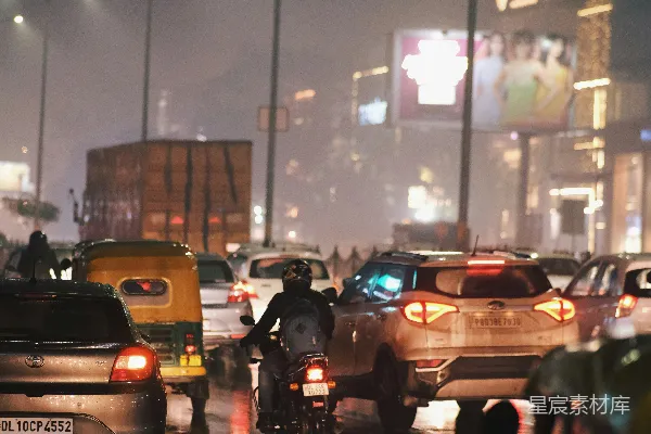 高清摄影 夜晚街道上充满了车辆交通。