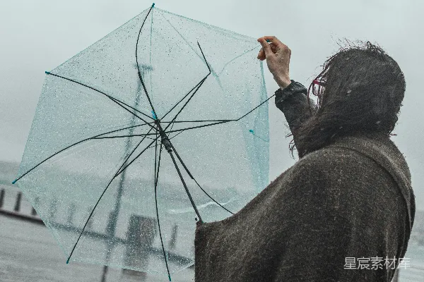 高清摄影 黑色夹克的女人拿着雨伞