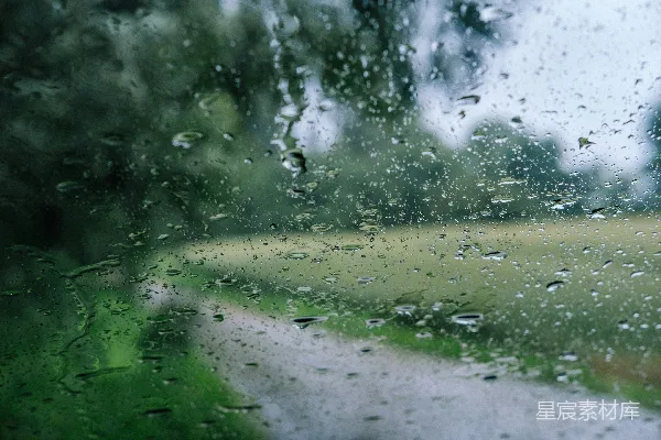 高清摄影 透过蒙上雨水的窗户看去的一条道路
