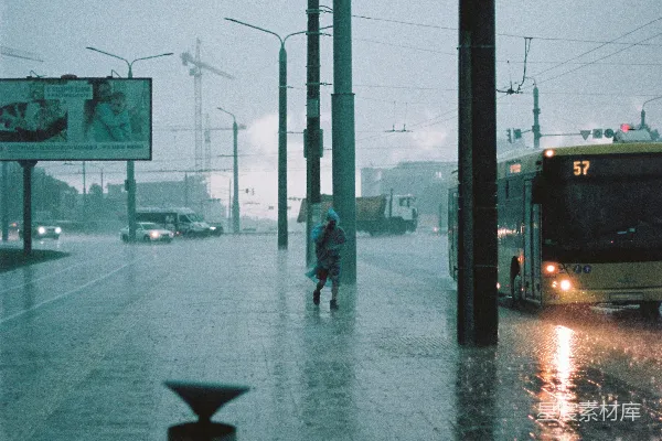 高清摄影 街上一个人在雨中行走