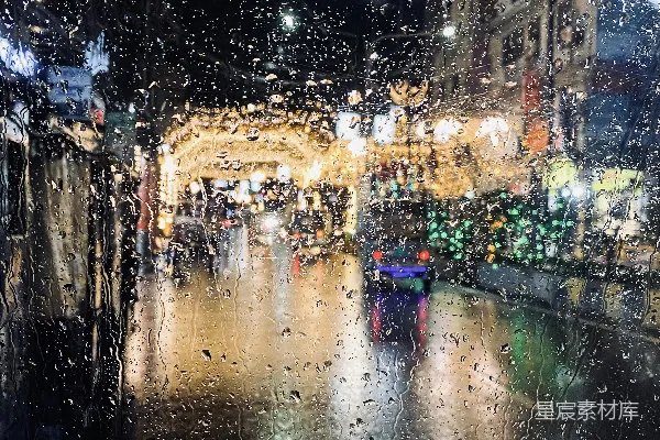 高清摄影 城中雨夜，行人走在街上