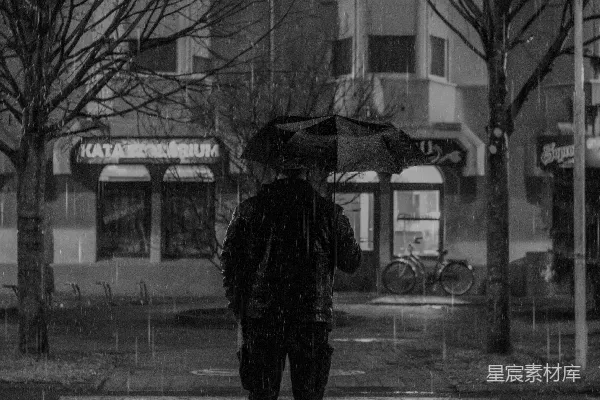 高清摄影 黑色夹克的人手持雨伞步行在人行道上的灰度照片
