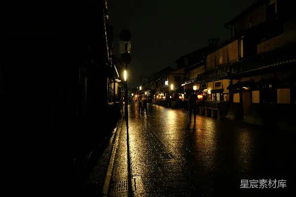 高清摄影 夜晚一个人走在街上