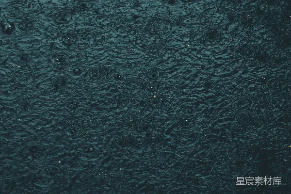 高清摄影 水面上的雨滴
