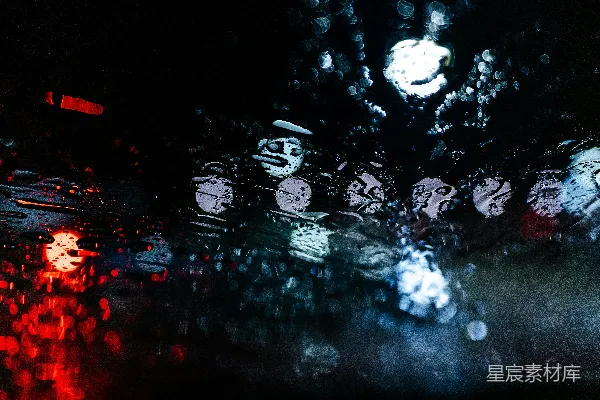 高清摄影 一幅雨淋后的挡风玻璃图片，背景中有时钟。