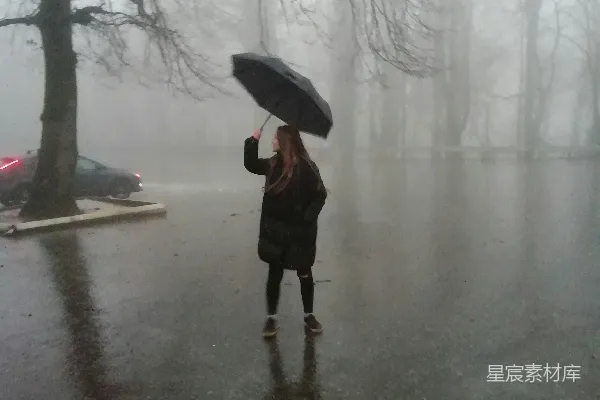 高清摄影 雨中撑伞的女人