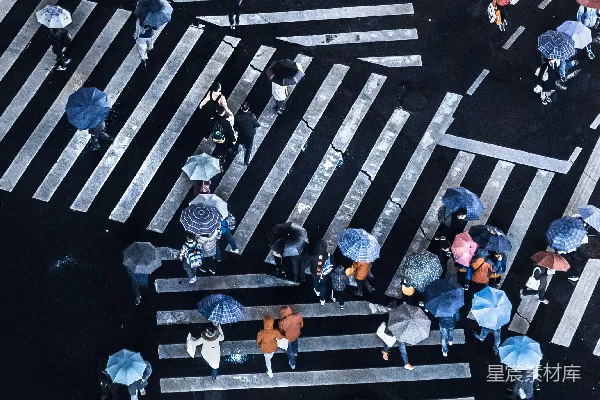 高清摄影 一群人在人行道上行走