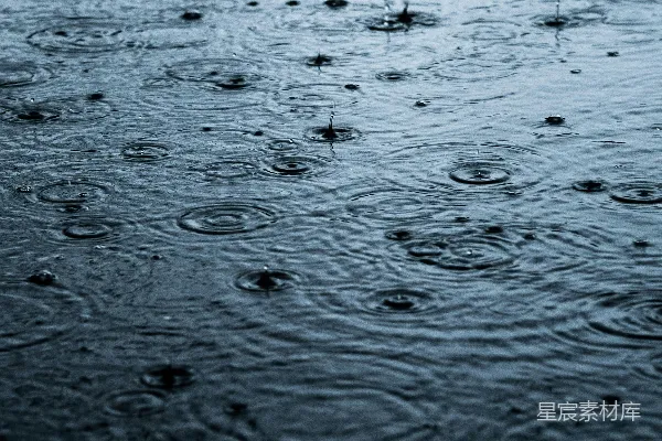 高清摄影 雨滴落在一个潮湿的表面上