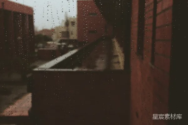 高清摄影 透过蒙上雨珠的窗户看去的一栋建筑