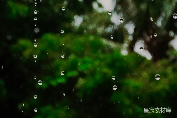 高清摄影 雨正从一幢房子的屋顶倾泻下来。