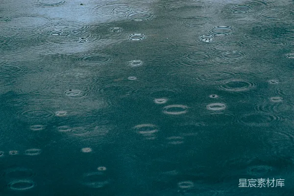 高清摄影 雨滴在水面形成涟漪。