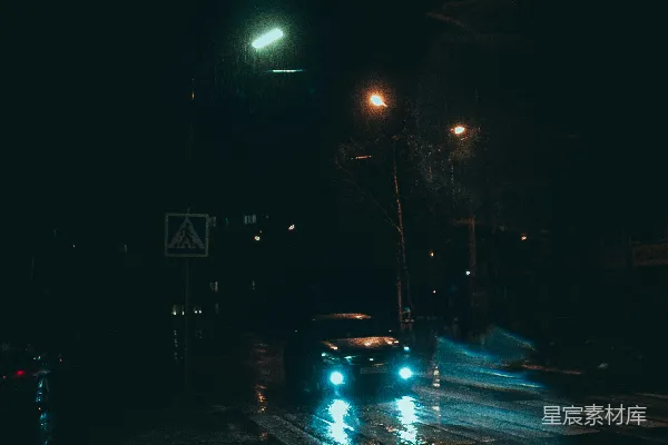 高清摄影 夜晚街道上有车经过