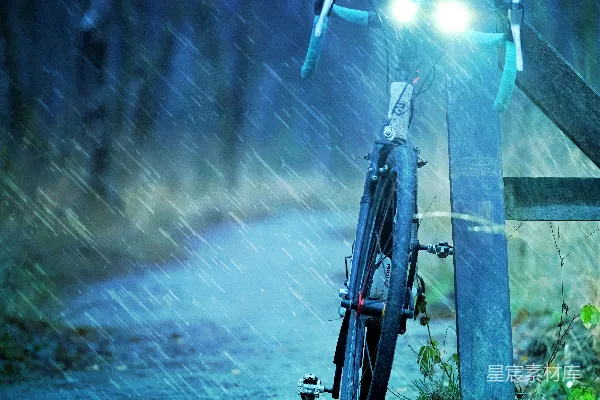 高清摄影 路边一辆自行车在雨中停放着